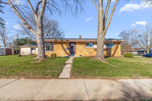 603 Meadowbrook DRIVE, West Bend, WI 53090