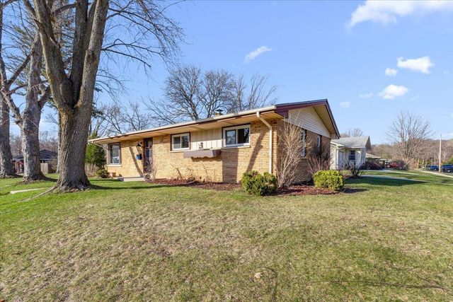 603 Meadowbrook DRIVE, West Bend, WI 53090