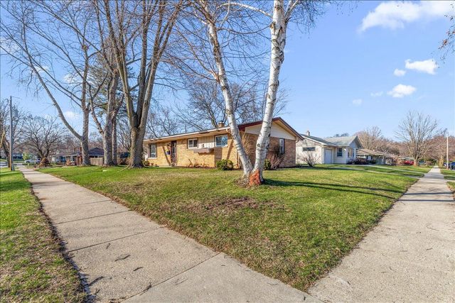 603 Meadowbrook DRIVE, West Bend, WI 53090