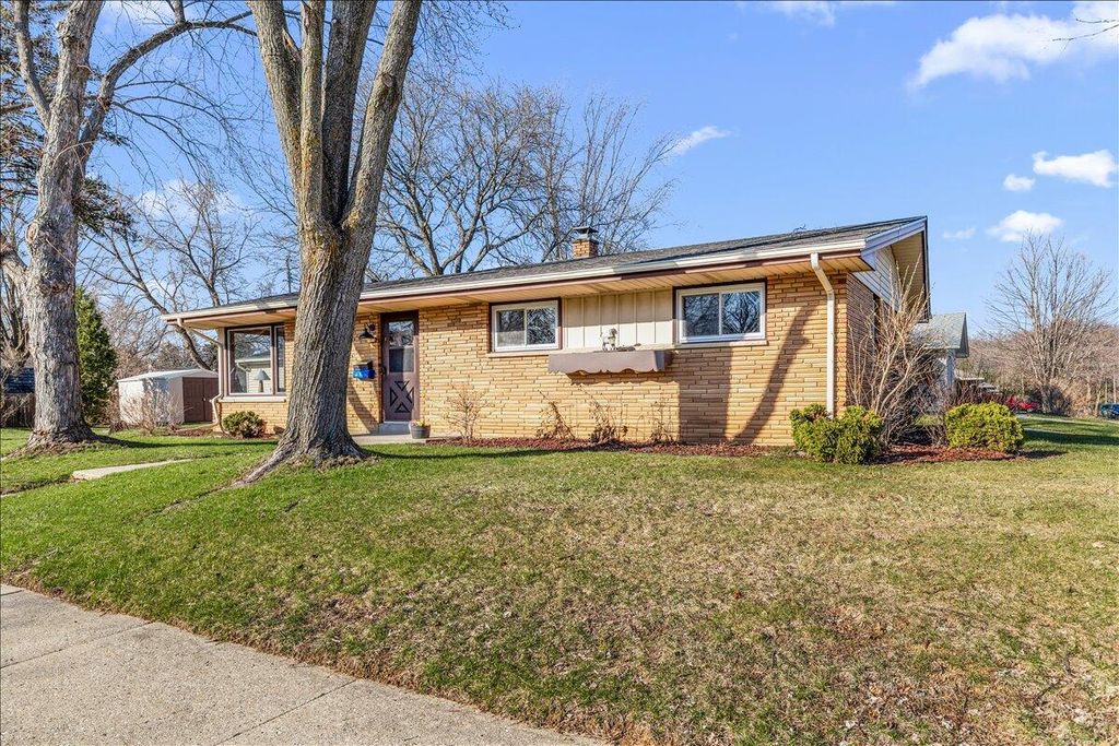 603 Meadowbrook DRIVE, West Bend, WI 53090