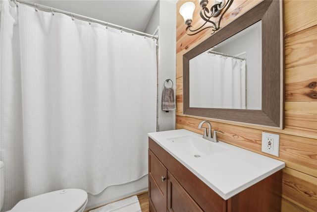 407 N Summit Street, Weimar, TX 78962