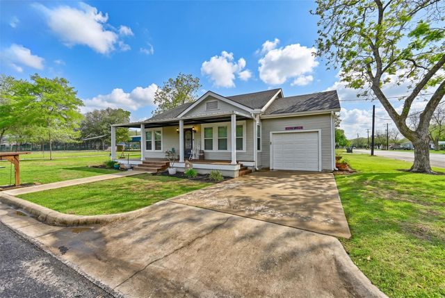 407 N Summit Street, Weimar, TX 78962
