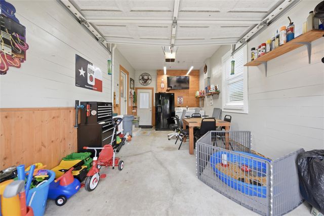 407 N Summit Street, Weimar, TX 78962