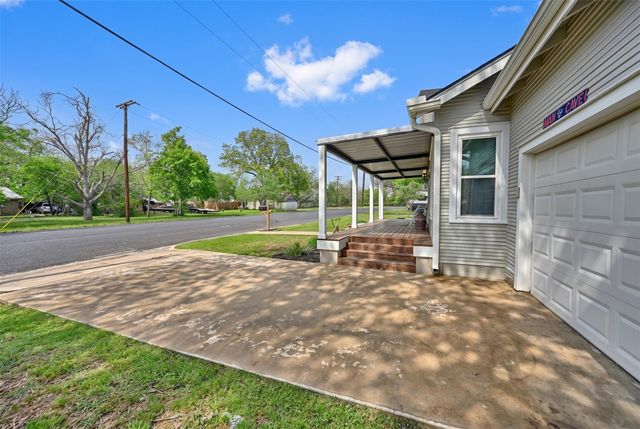 407 N Summit Street, Weimar, TX 78962