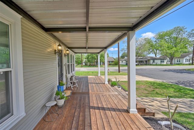 407 N Summit Street, Weimar, TX 78962