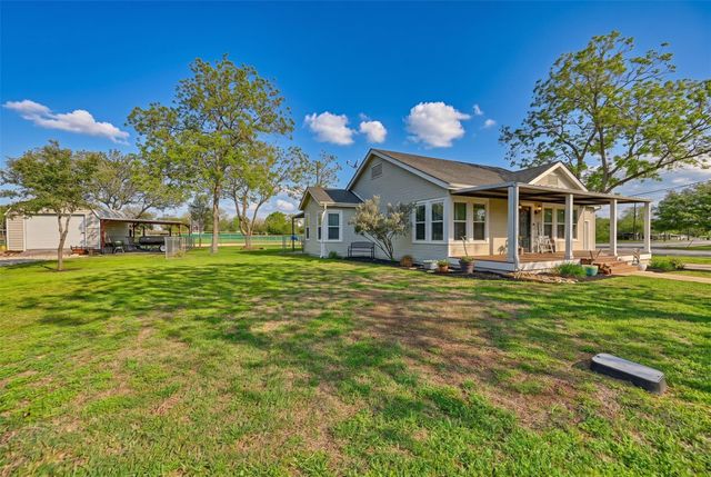 407 N Summit Street, Weimar, TX 78962