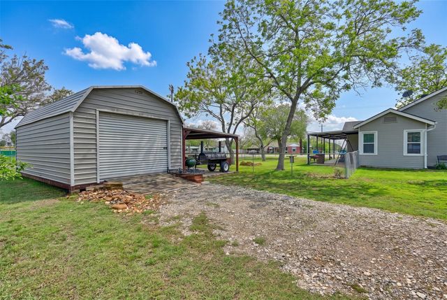 407 N Summit Street, Weimar, TX 78962