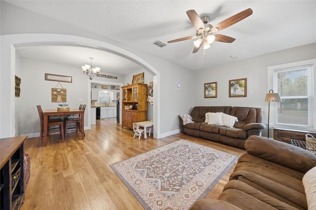 407 N Summit Street, Weimar, TX 78962