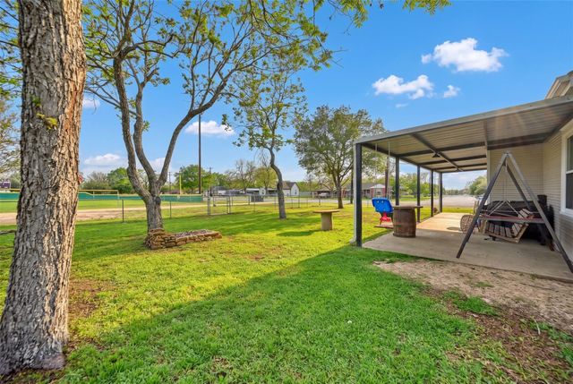 407 N Summit Street, Weimar, TX 78962