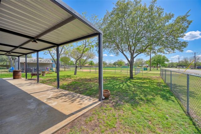 407 N Summit Street, Weimar, TX 78962
