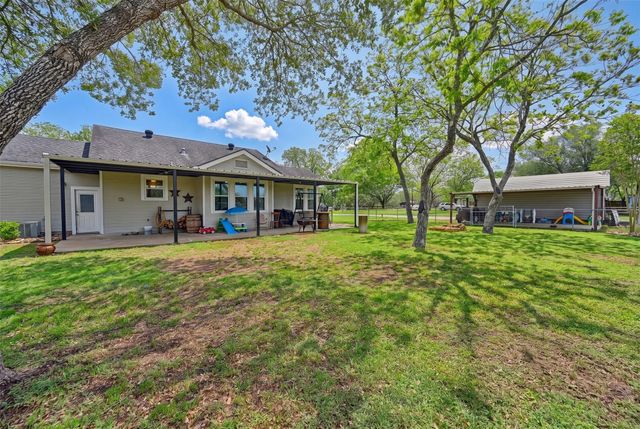 407 N Summit Street, Weimar, TX 78962
