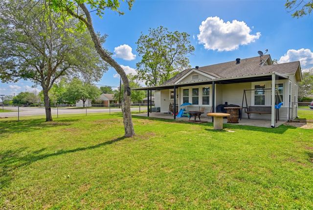 407 N Summit Street, Weimar, TX 78962