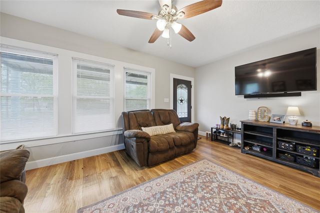 407 N Summit Street, Weimar, TX 78962