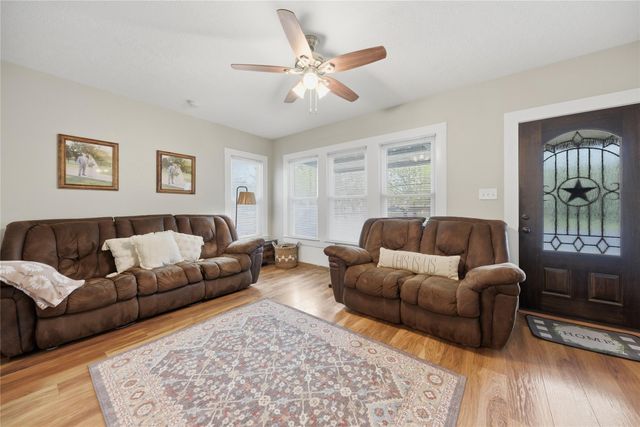 407 N Summit Street, Weimar, TX 78962