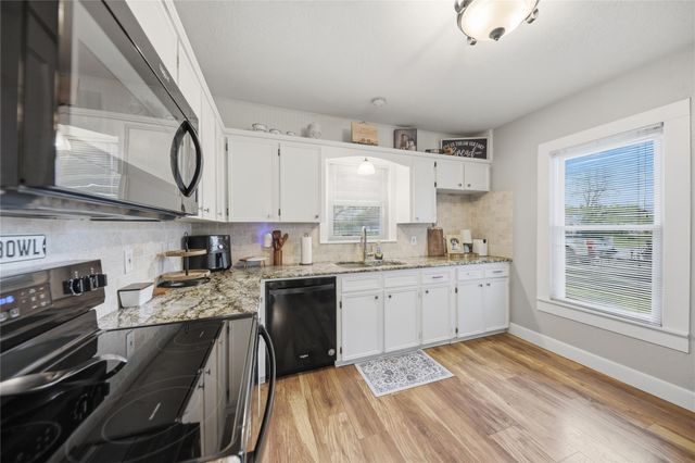 407 N Summit Street, Weimar, TX 78962