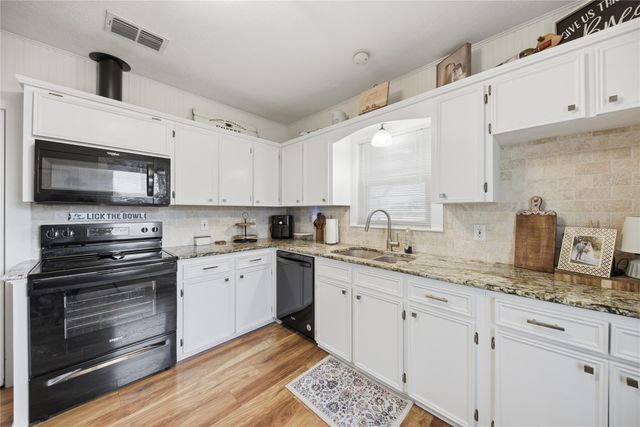 407 N Summit Street, Weimar, TX 78962
