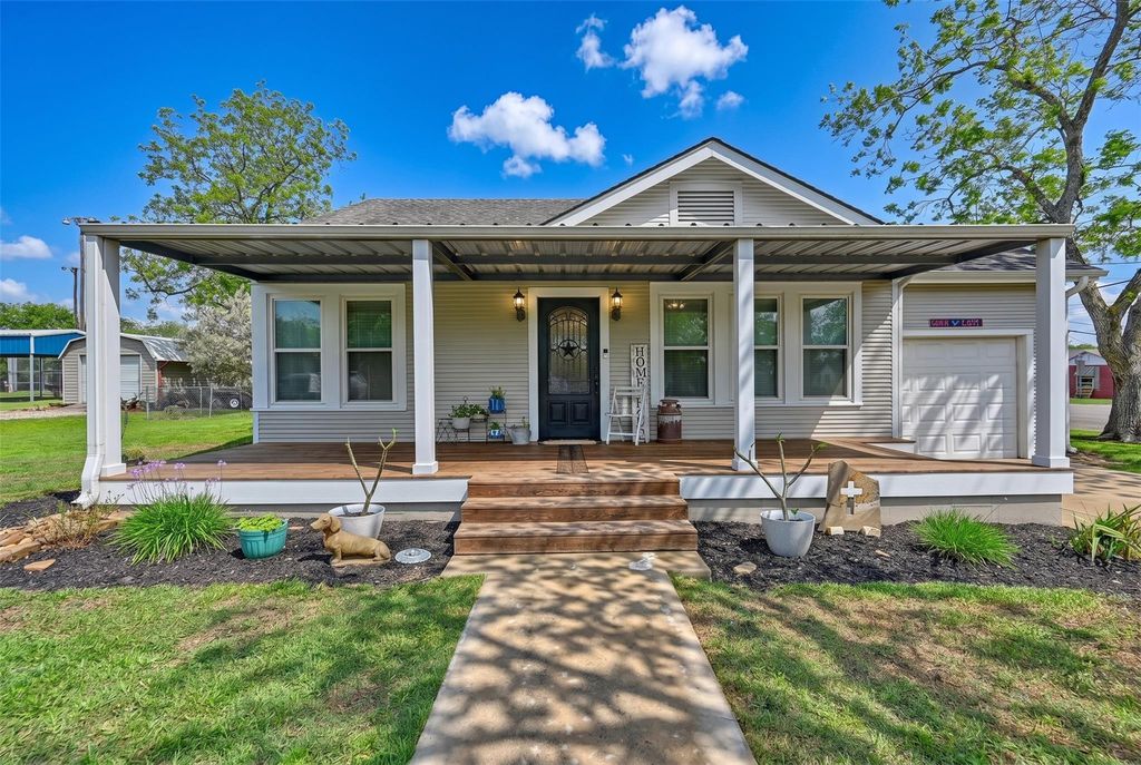 407 N Summit Street, Weimar, TX 78962