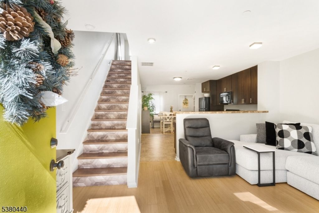 437 Rose Ave, Jersey City, NJ 07305