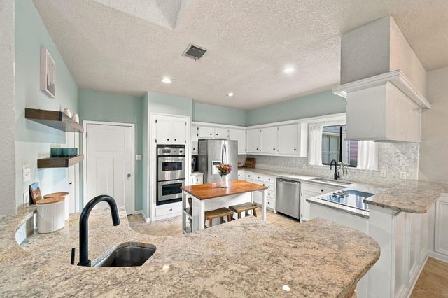 78 Woodcreek DR, Woodcreek, TX 78676