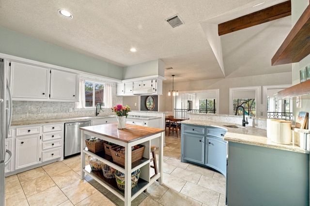 78 Woodcreek DR, Woodcreek, TX 78676