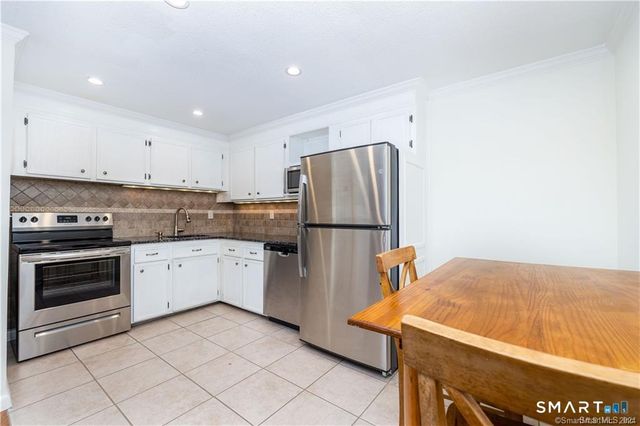 108 OAKWOOD Avenue B-1, West Hartford, CT 06119