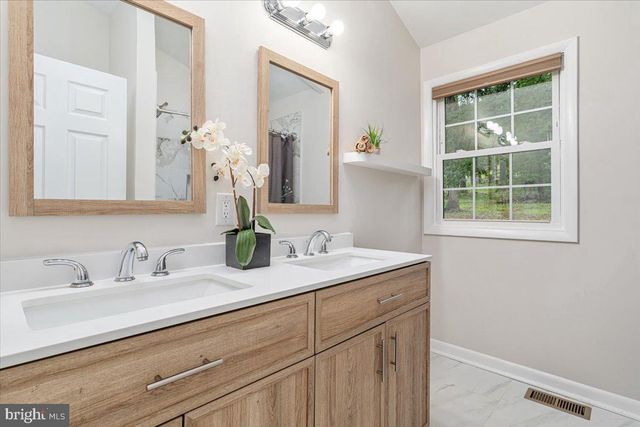 140 GRAYWOLF TRL, Winchester, VA 22602