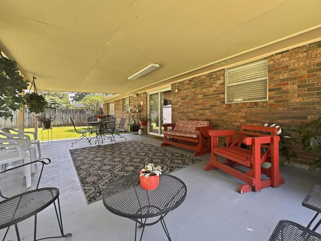 12222 Tickfaw Dr, Baton Rouge, LA 70818