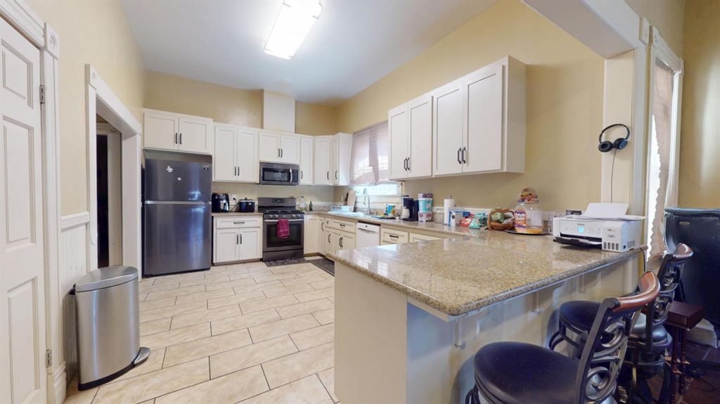 Image 10 of property listing at 125 S I Street, Madera, CA 93637