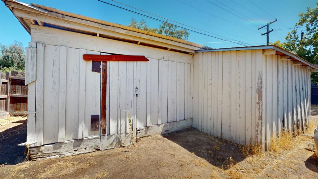 Image 15 of property listing at 125 S I Street, Madera, CA 93637