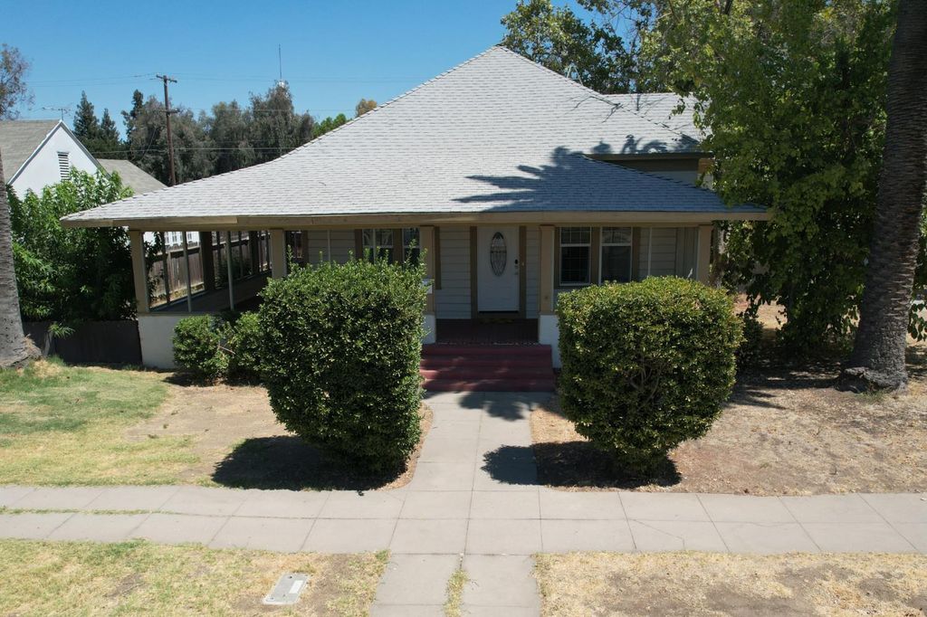 Image 2 of property listing at 125 S I Street, Madera, CA 93637