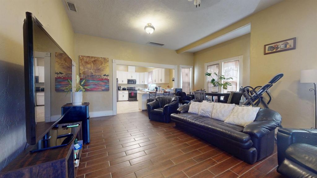Image 5 of property listing at 125 S I Street, Madera, CA 93637