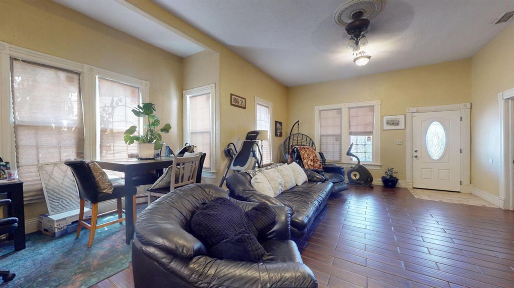 Image 6 of property listing at 125 S I Street, Madera, CA 93637