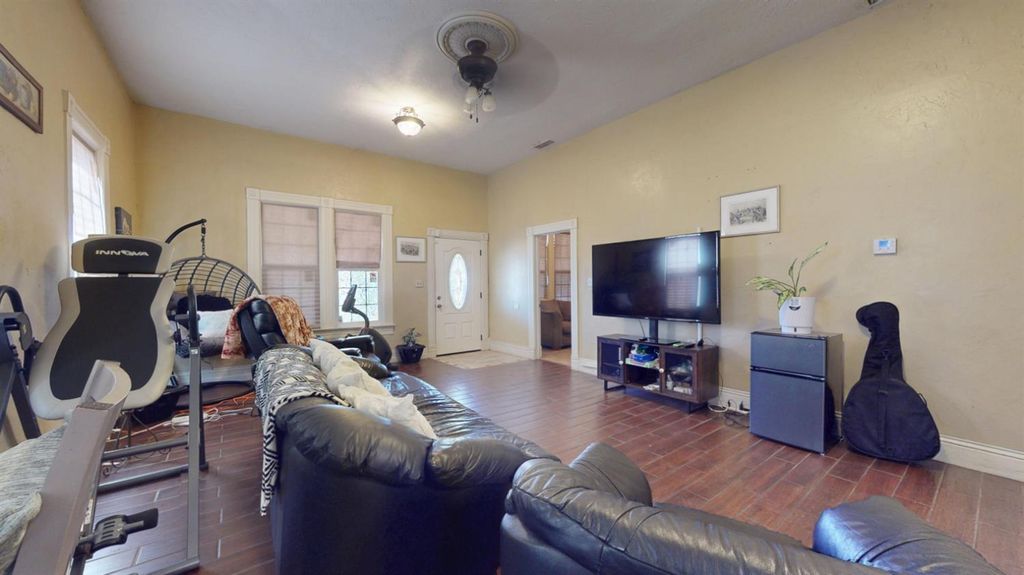 Image 7 of property listing at 125 S I Street, Madera, CA 93637