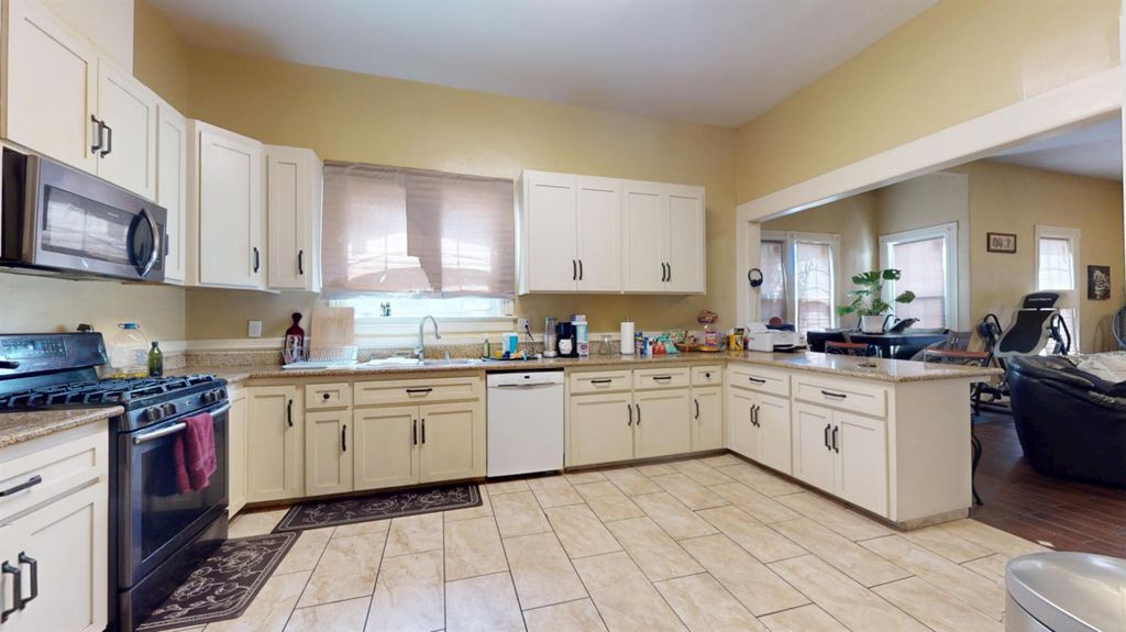 Image 8 of property listing at 125 S I Street, Madera, CA 93637