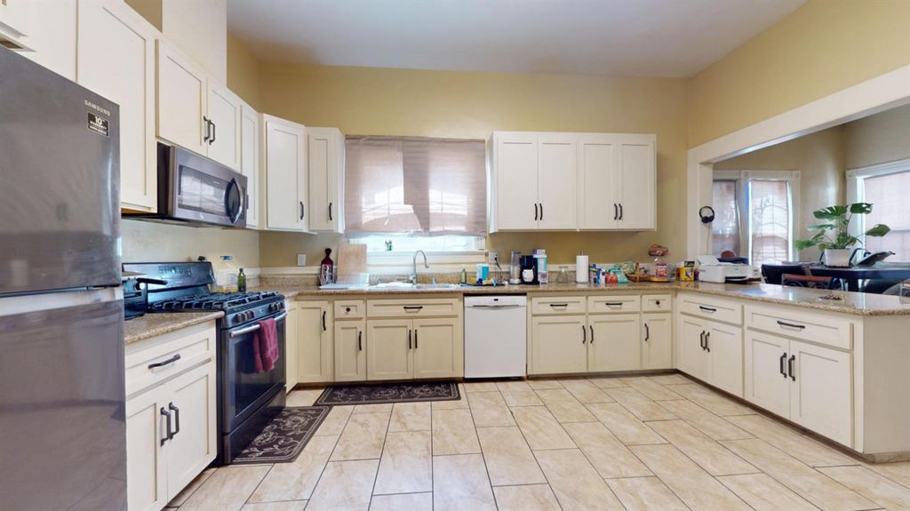 Image 9 of property listing at 125 S I Street, Madera, CA 93637