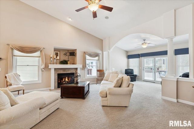 707 Wells Fargo Trail, Le Claire, IA 52753