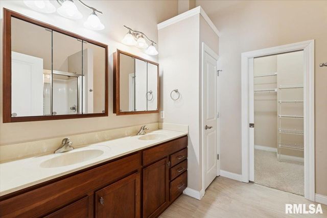 707 Wells Fargo Trail, Le Claire, IA 52753