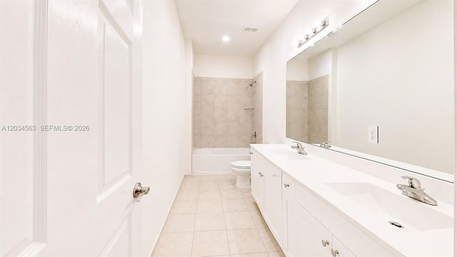 2434 NE 1st St 2434, Homestead, FL 33033