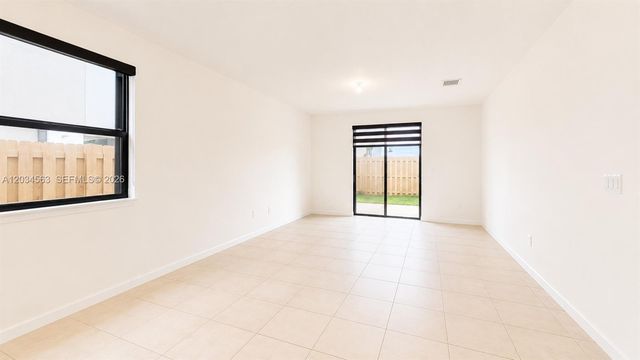2434 NE 1st St 2434, Homestead, FL 33033