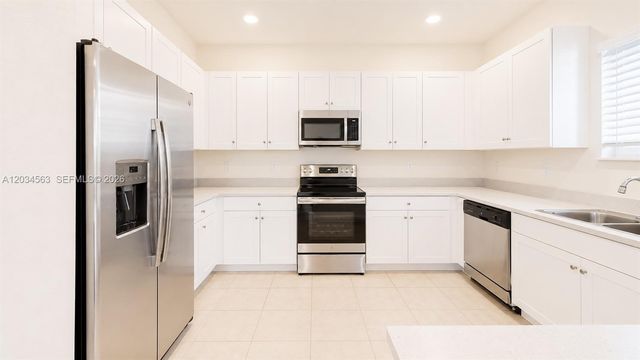 2434 NE 1st St 2434, Homestead, FL 33033