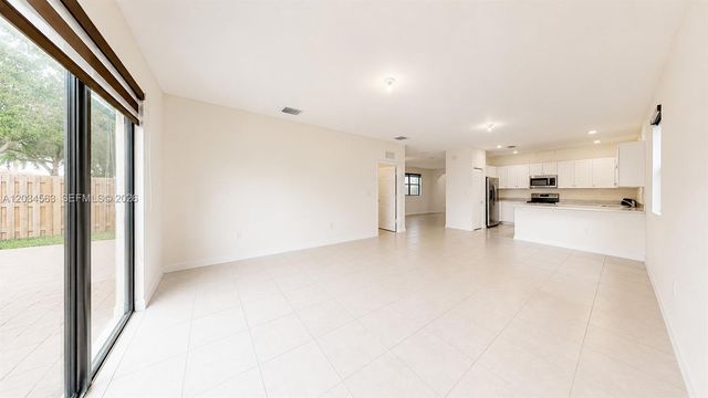 2434 NE 1st St 2434, Homestead, FL 33033