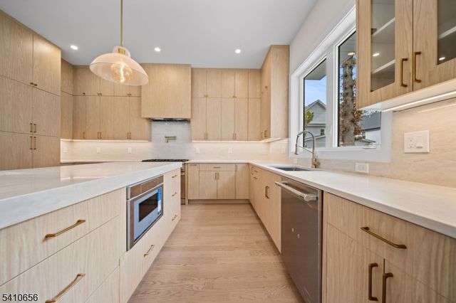 52 Congressional Pkwy, Livingston Twp., NJ 07039