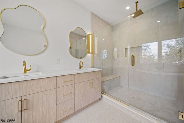 52 Congressional Pkwy, Livingston Twp., NJ 07039