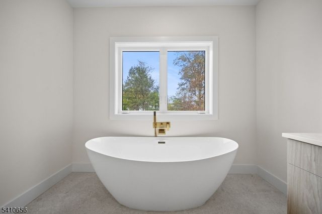 52 Congressional Pkwy, Livingston Twp., NJ 07039