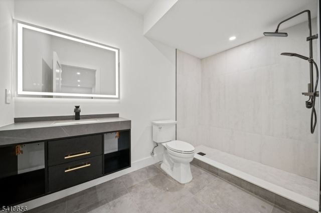 52 Congressional Pkwy, Livingston Twp., NJ 07039