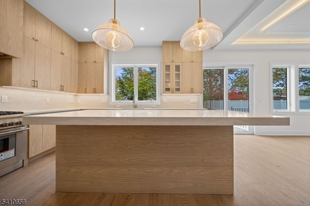 52 Congressional Pkwy, Livingston Twp., NJ 07039