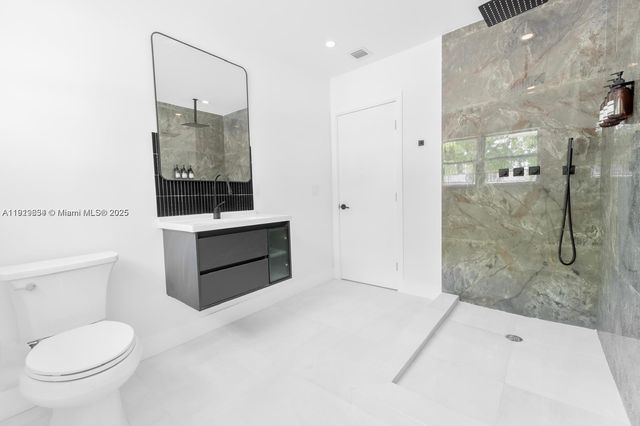 19661 NE 10th Pl, Miami, FL 33179