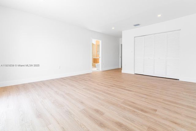 19661 NE 10th Pl, Miami, FL 33179