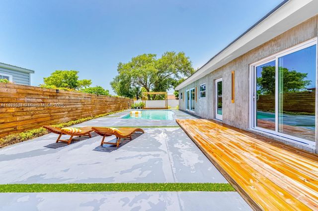 19661 NE 10th Pl, Miami, FL 33179