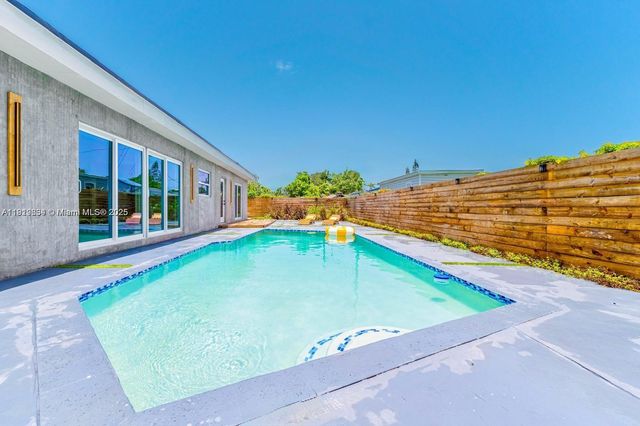 19661 NE 10th Pl, Miami, FL 33179